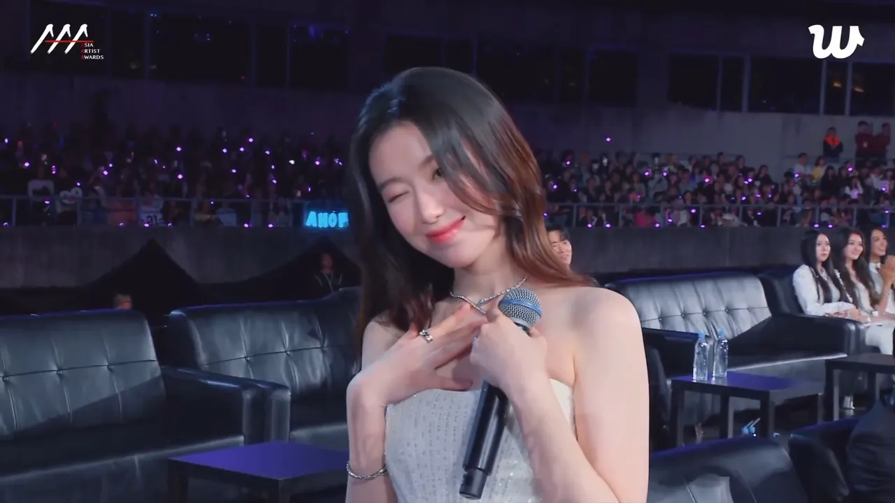 舒華致敬《苦盡柑來》心臟爆擊橋段，告白偶像IU。翻攝Weverse