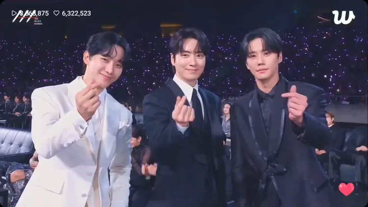 「3李JUN」李俊昊（左起）、李浚赫、李濬榮合體。翻攝Weverse