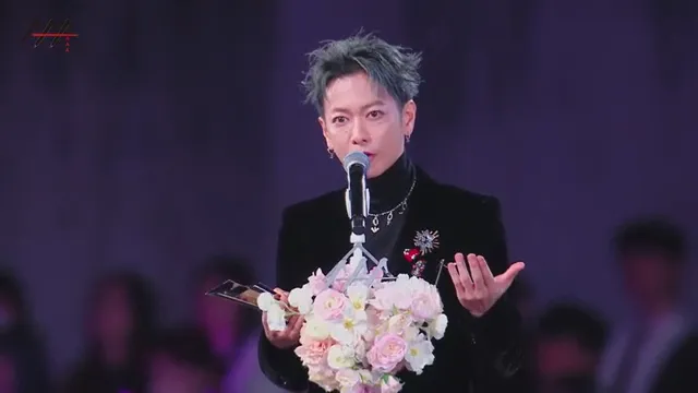 佐藤健不只領獎，還小秀舞技。翻攝LINE TV