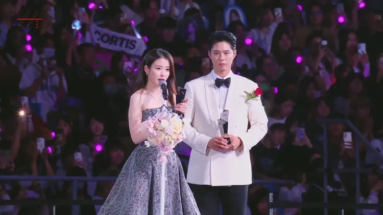 AAA今晚在高雄世运颁奖，IU（左）、朴宝剑以《苦尽柑来遇见你》拿下最佳情侣奖。翻摄LINE TV