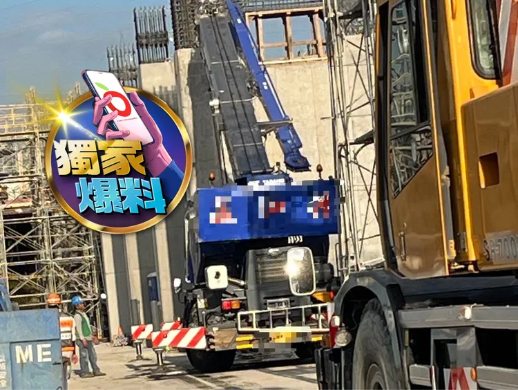 事發時現場有多部吊車正在進行作業。爆料民眾提供