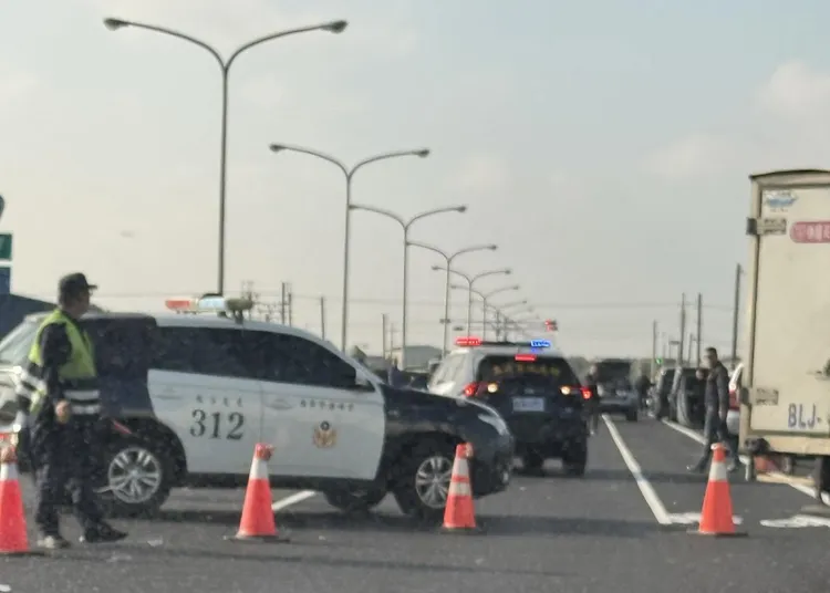 警方封鎖現場蒐證，並調閱監視器畫面，追緝肇事逃逸車輛。脆友「amy307213」授權提供