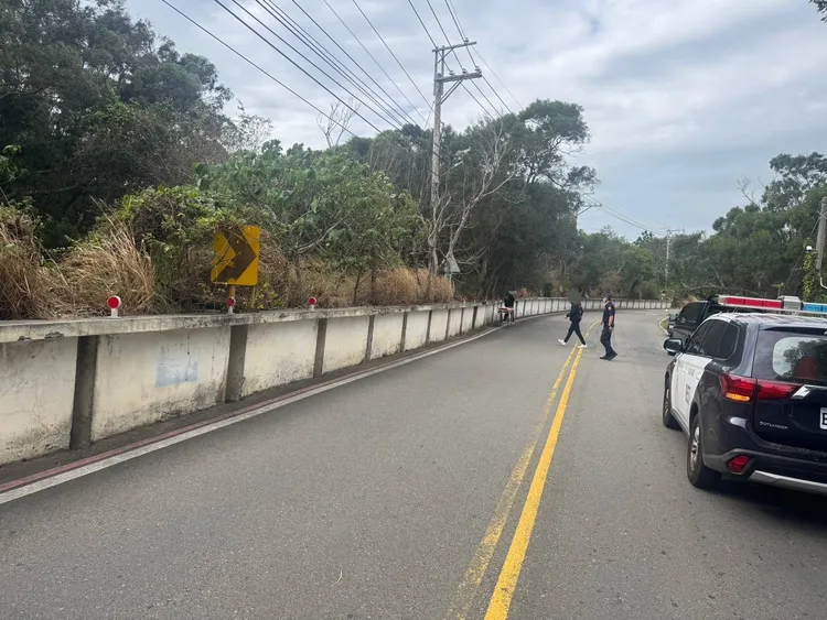 1名男子上午被發現倒臥在台中市望高寮附近中台路旁草叢，手部有疑似割腕痕跡，已明顯死亡。民眾提供