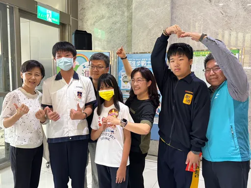 每天在媽媽檳榔攤寫功課　小五女童獲卿雲基金會獎學金