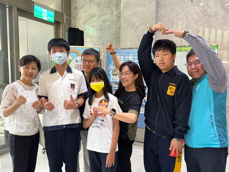 小文、小茹、小辰（左起3位学生）在校方陪同下出席领奖，其中小五女童小茹，每天都在妈妈的槟榔摊写功课。民众提供