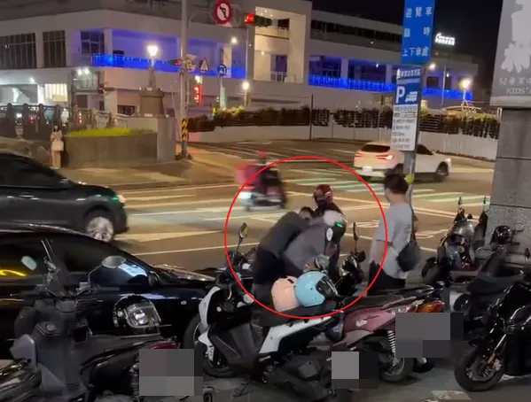 外送員在大街上遭灰衣男子拉扯，多次失足跌坐在地。翻攝基隆人日常