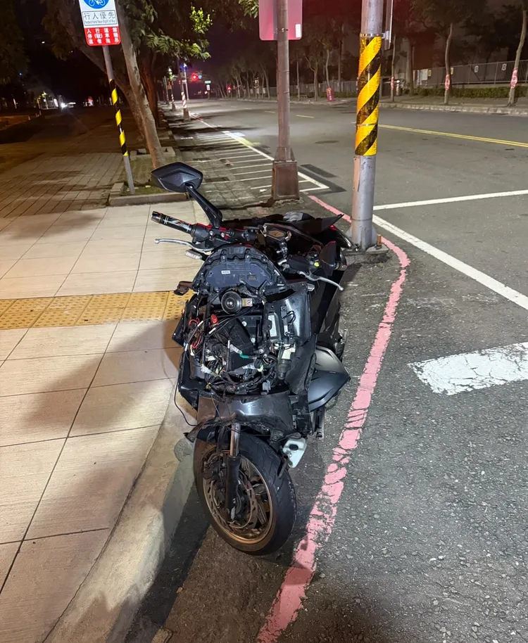 機車撞上救護車。翻攝畫面