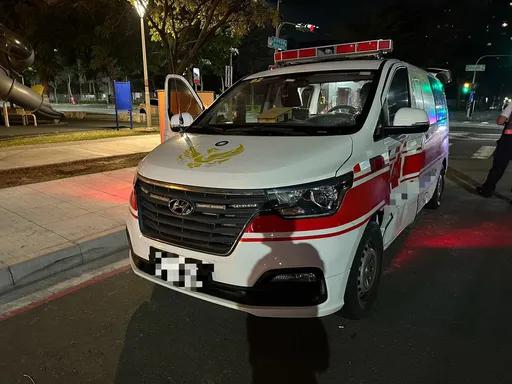 机车深夜急速过路口！闪避不及撞救护车　肇事原因调查中