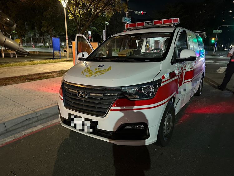 機車深夜急速過路口!閃避不及撞救護車 肇事原因調查中