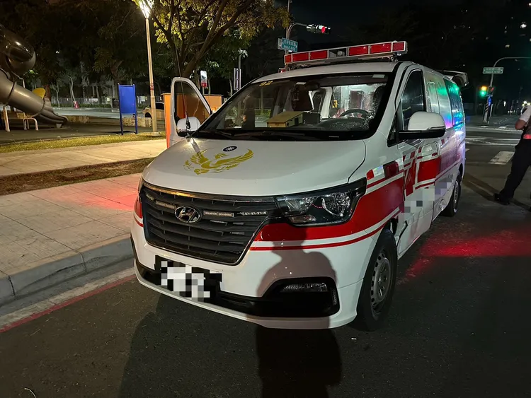 救护车遭机车撞上。翻摄画面