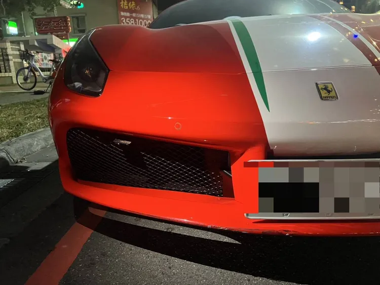 這台法拉利Ferrari 488 Pista V8當年新車價約1800萬，中古價也逼近千萬元。翻攝照片