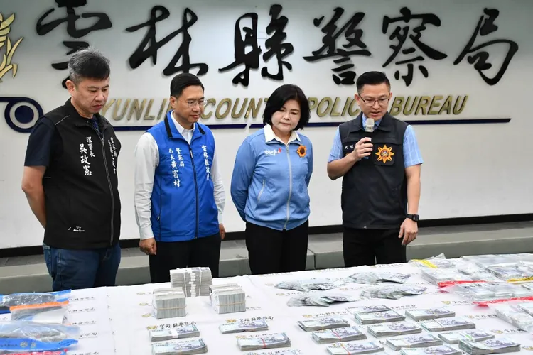 云林县警局近期瓦解「假投资」诈团逮12人，今天公布年度打诈成果，县长张丽善等人到场奖励。警方提供