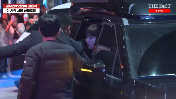 都敬秀從保母車走下來，嚇壞所有人。翻攝THE FACT YouTube