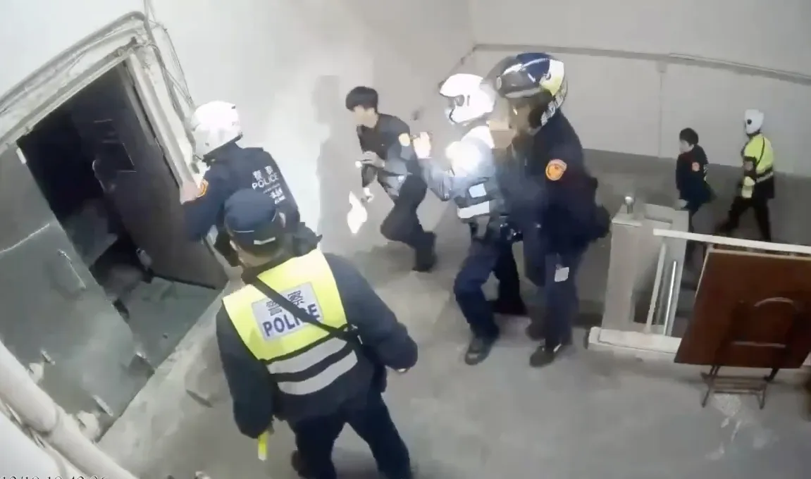 员警与保全从后方追上。翻摄画面