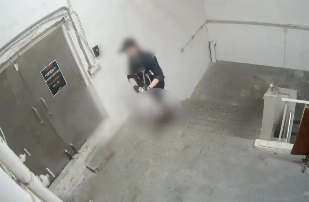 北捷掷弹砍人｜张文闯诚品顶楼最后影像曝光！冷静打开铁门...对地形超熟悉