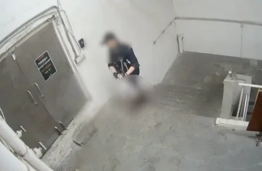 北捷掷弹砍人｜张文闯诚品顶楼最后影像曝光！超冷静打开铁门...疑早勘查过地形