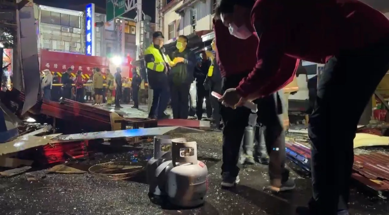 屋主疑似使用桶装瓦斯煮食不慎酿成气爆。民众提供