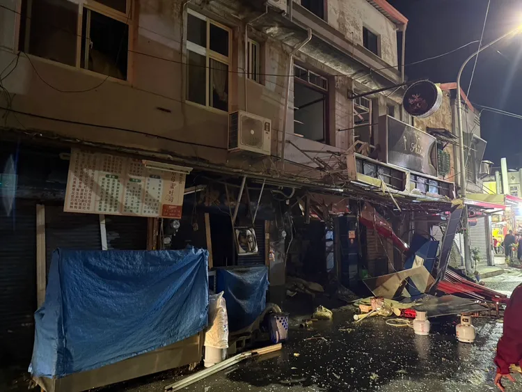 民宅附近店家也受到波及，招牌、鐵門、玻璃碎裂散落一地。民眾提供