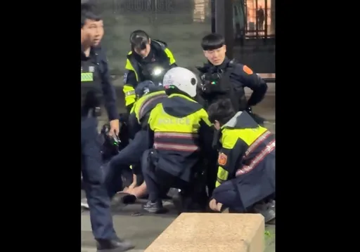 恐怖健身教练！信义街头殴打女学员+情敌　10多警「压制牛」画面疯传