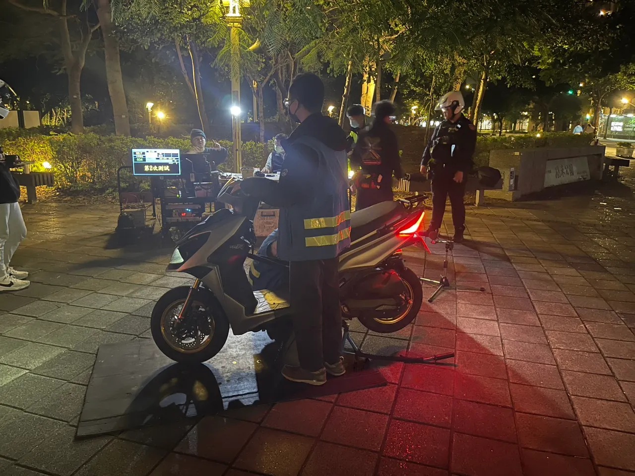 桃园取缔危险驾驶、无照驾驶及疑似改装排气管等违规。翻摄画面