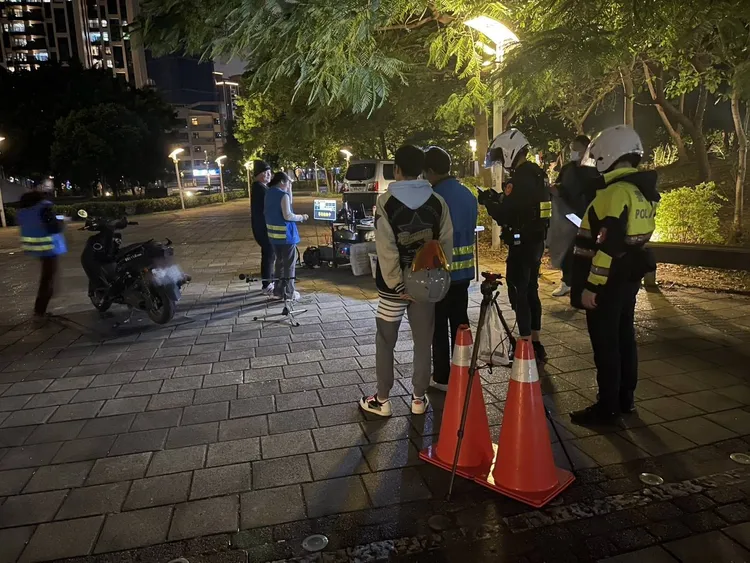 桃園環保局以專業噪音儀器原地檢測噪音是否超標。翻攝畫面