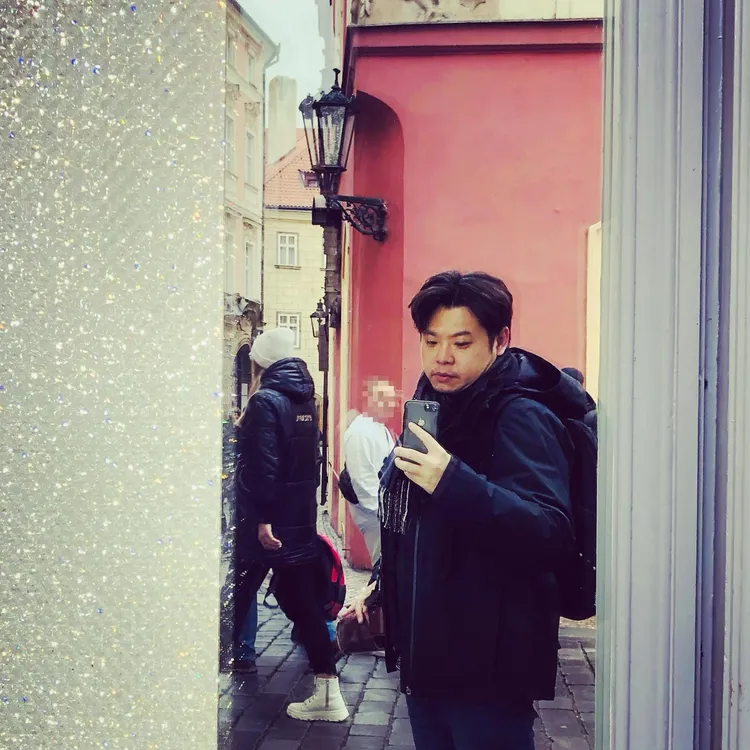 导演谢升竑遭前女友指控偷拍私密影像，消息曝光后在影视圈引发哗然。翻摄谢升竑脸书