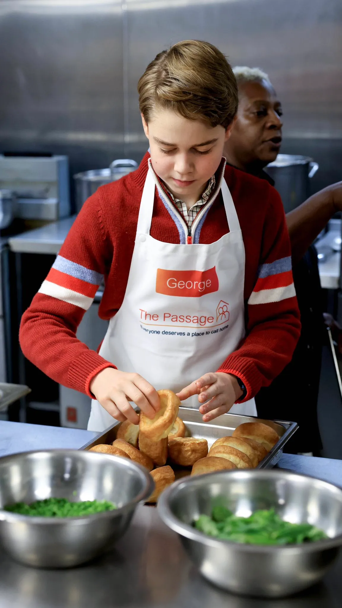 乔治认真协助准备圣诞午餐。翻摄X