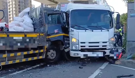 淡水货车违规红灯左转挨撞　「杂粮喷满地」酿3人伤送医