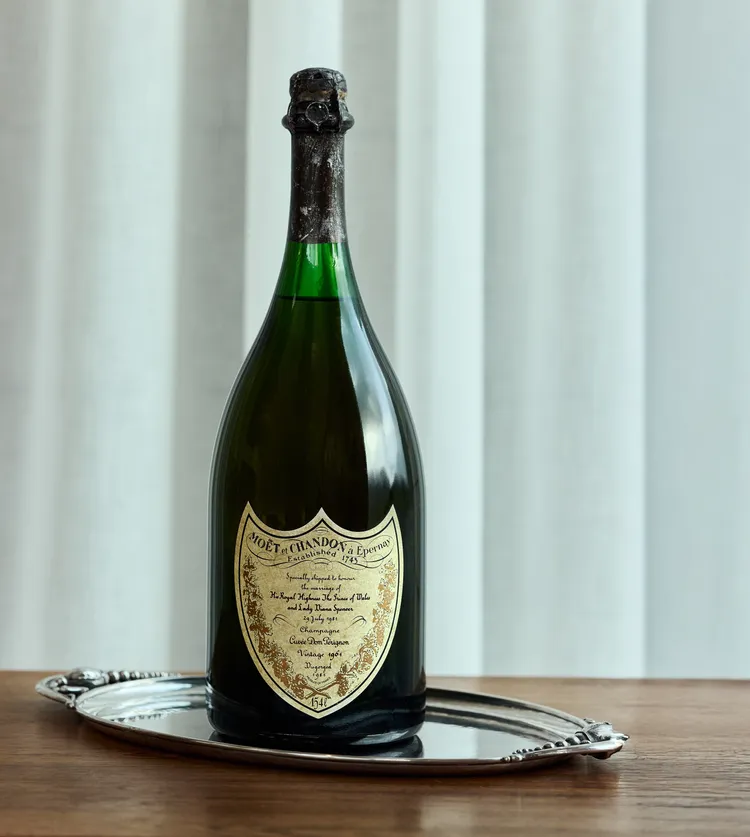 當年為婚禮特別打造的Dom Pérignon 1961年香檳，近日將在邦瀚斯集團旗下丹麥Bruun Rasmussen拍賣行上拍。邦瀚斯提供