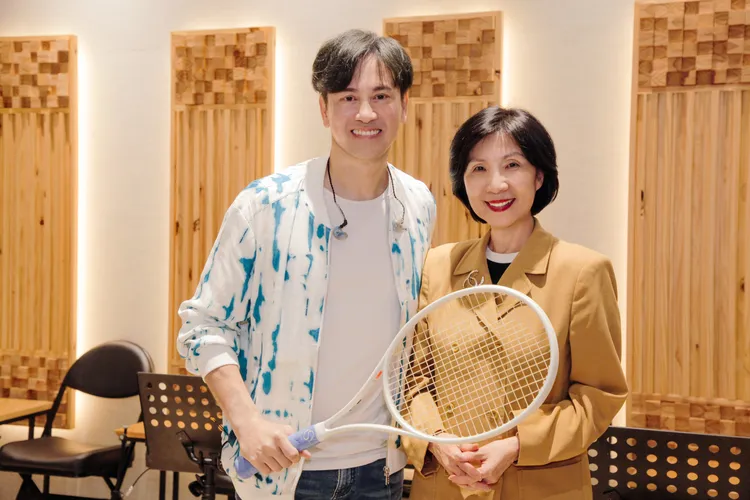 遠傳總經理井琪（右）送網球拍應援李聖傑，揮出滿滿音樂能量。華納音樂提供