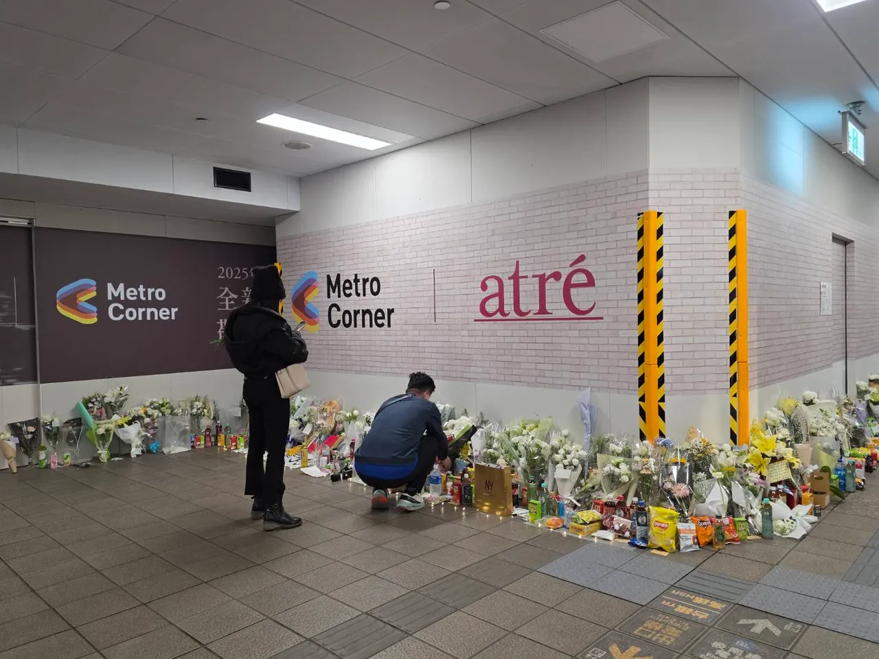 北捷攻击事件后，北车M7出口附近涌入大批民众献花悼念罹难者。吴惠菁摄