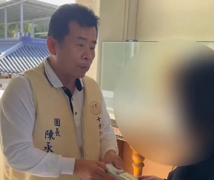 彰化男大生遭诈骗背债选择走上绝路，十方功德行善团创办人陈永聪日前捐赠家属10万元善款，彰检表示将追查幕后嫌犯。翻摄陈永聪脸书