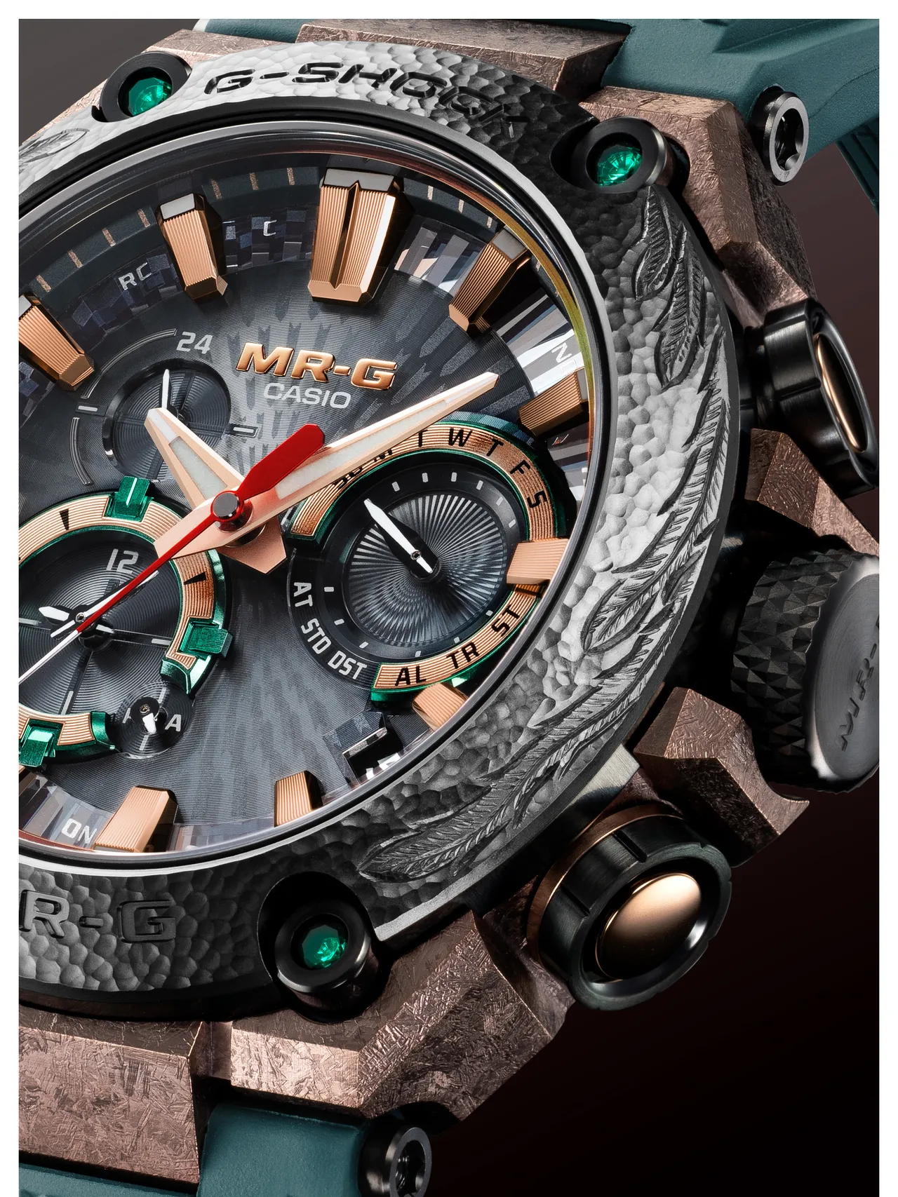 表壳重现日本刀剑上的「沸」结晶纹理并经过深层硬化与棕色AIP涂层处理。品牌提供