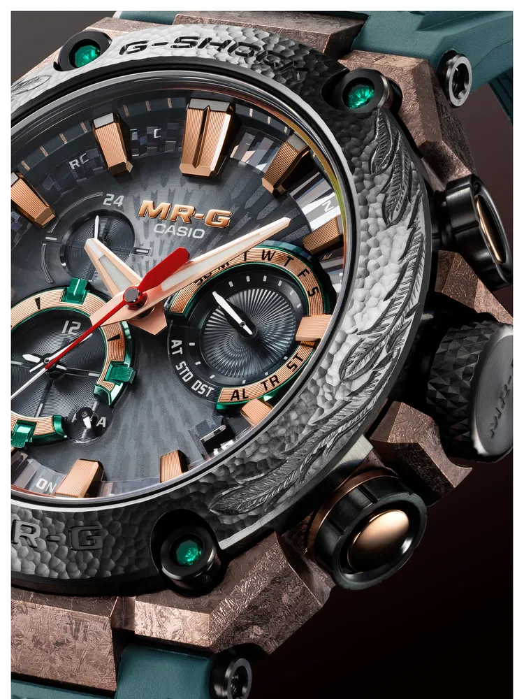 錶殼重現日本刀劍上的「沸」結晶紋理並經過深層硬化與棕色AIP塗層處理。品牌提供