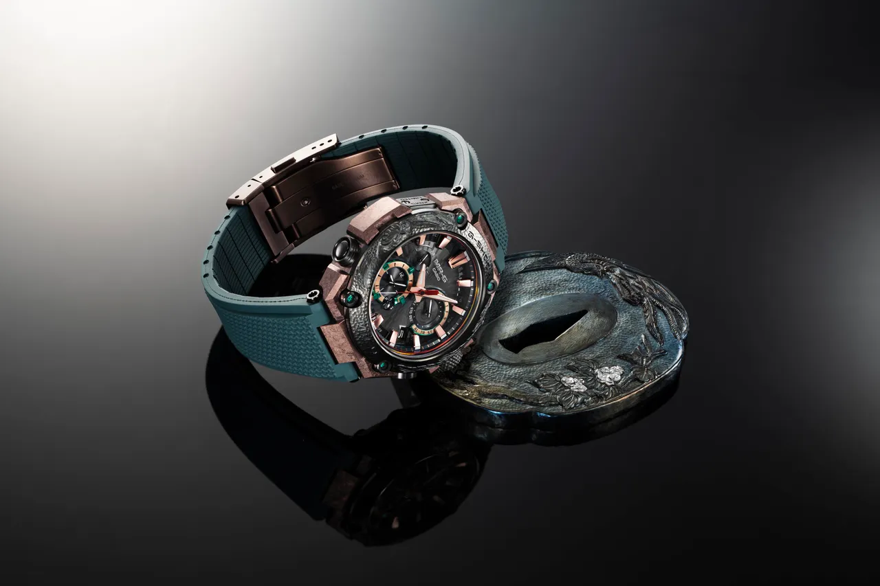 MRG-B2000KT-3A表圈利用立体浮雕工艺技法，展现栩栩如生的凤凰图腾。品牌提供