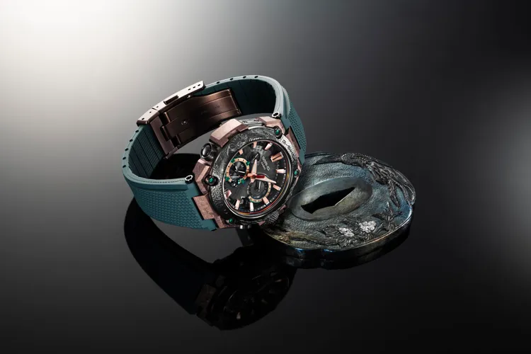 MRG-B2000KT-3A錶圈利用立體浮雕工藝技法，展現栩栩如生的鳳凰圖騰。品牌提供