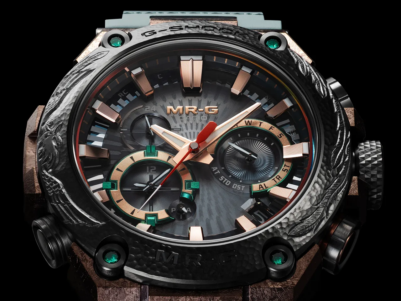 表圈采用日式传统黑铁色并与4颗祖母绿宝石展现光彩层次。品牌提供