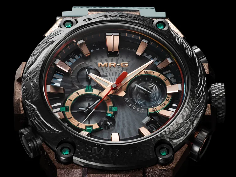 錶圈採用日式傳統黑鐵色並與4顆祖母綠寶石展現光彩層次。品牌提供