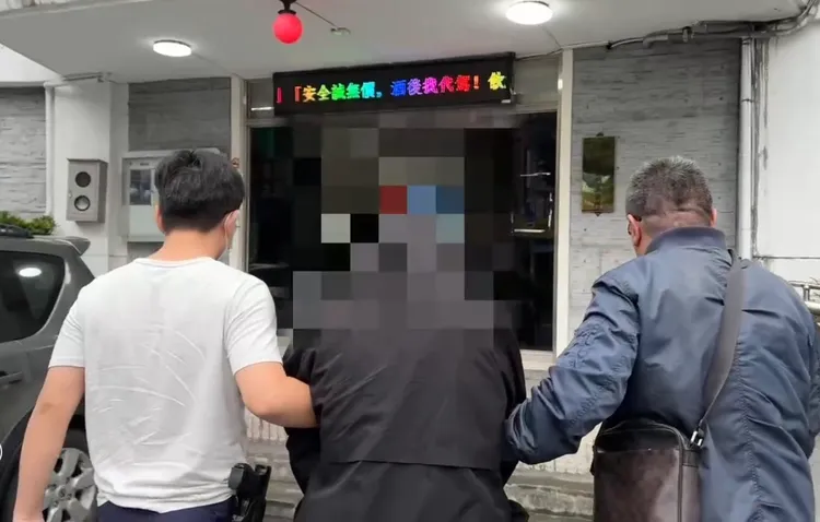 林男尾隨住戶進入集合式住宅行竊，搜刮被害人屋內3C產品與首飾，過程全被監視器拍了下來。翻攝畫面