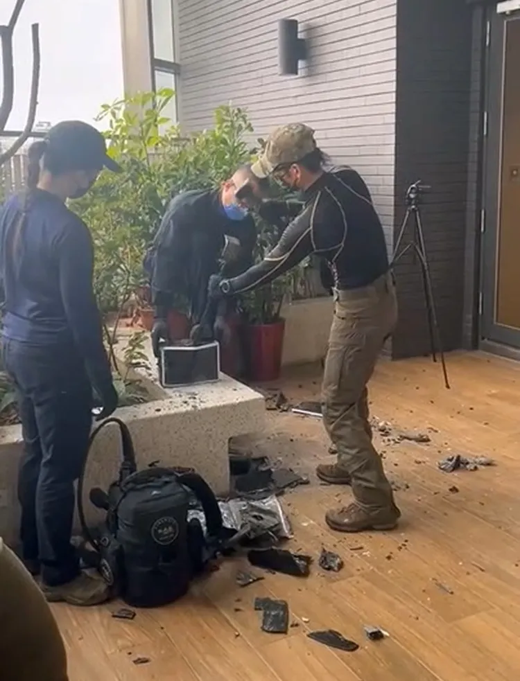 專案人員敲開藝術燈基座，找出毒品。翻攝畫面