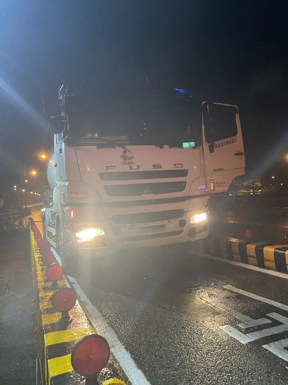 混凝土预拌车变换车道不慎擦撞，导致连环车祸。翻摄画面