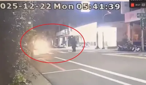 画面曝光！苗栗翁晨运过马路　遭21岁男开车猛撞弹飞20公尺惨死