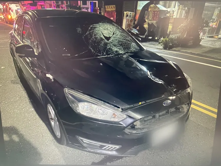 肇事轎車前擋風玻璃撞出一個大洞。民眾提供