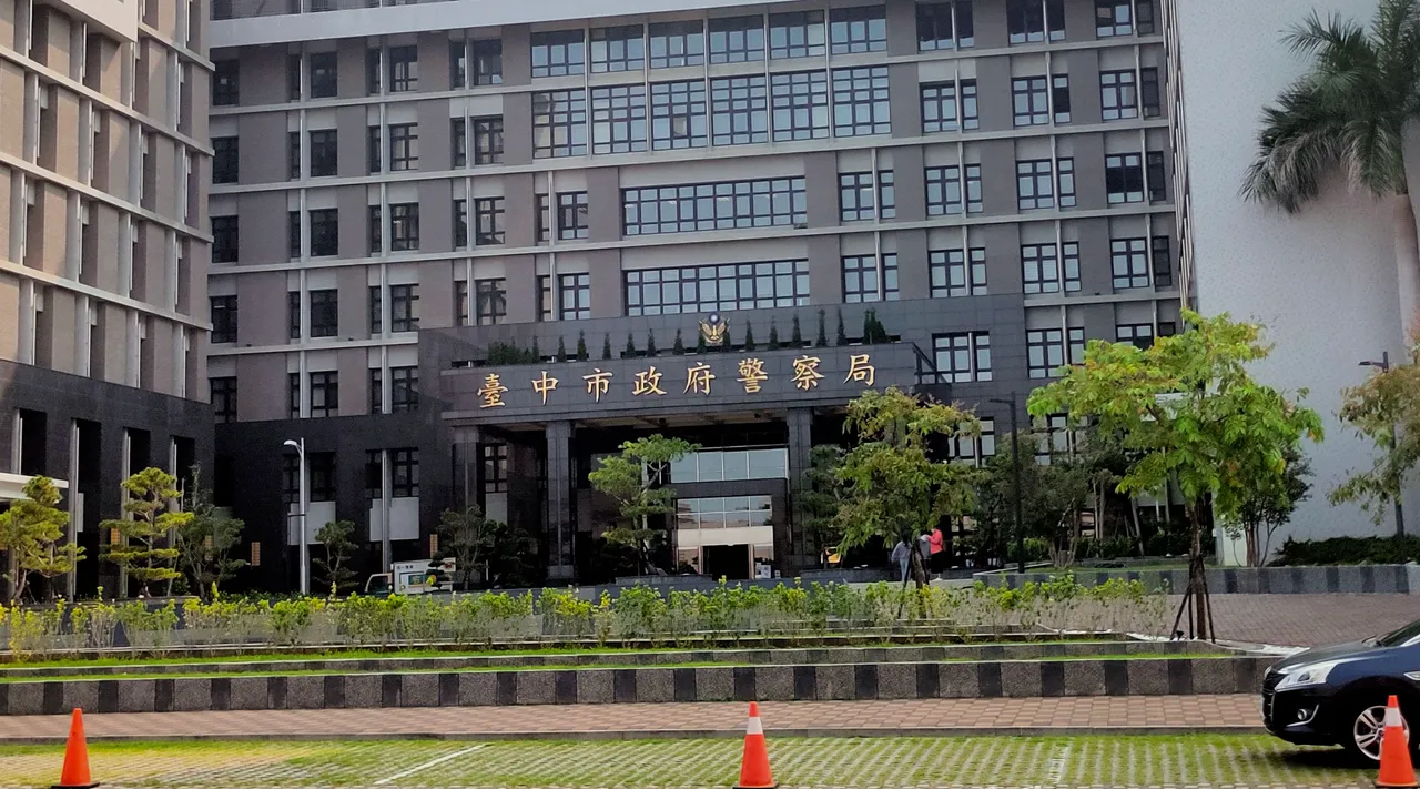 台中市警局表示，事发时涉案员警已记过调职，起诉后将依法停职。资料照