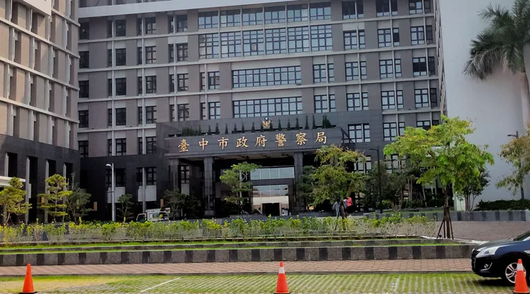 台中市警局表示，事發時涉案員警已記過調職，起訴後將依法停職。資料照