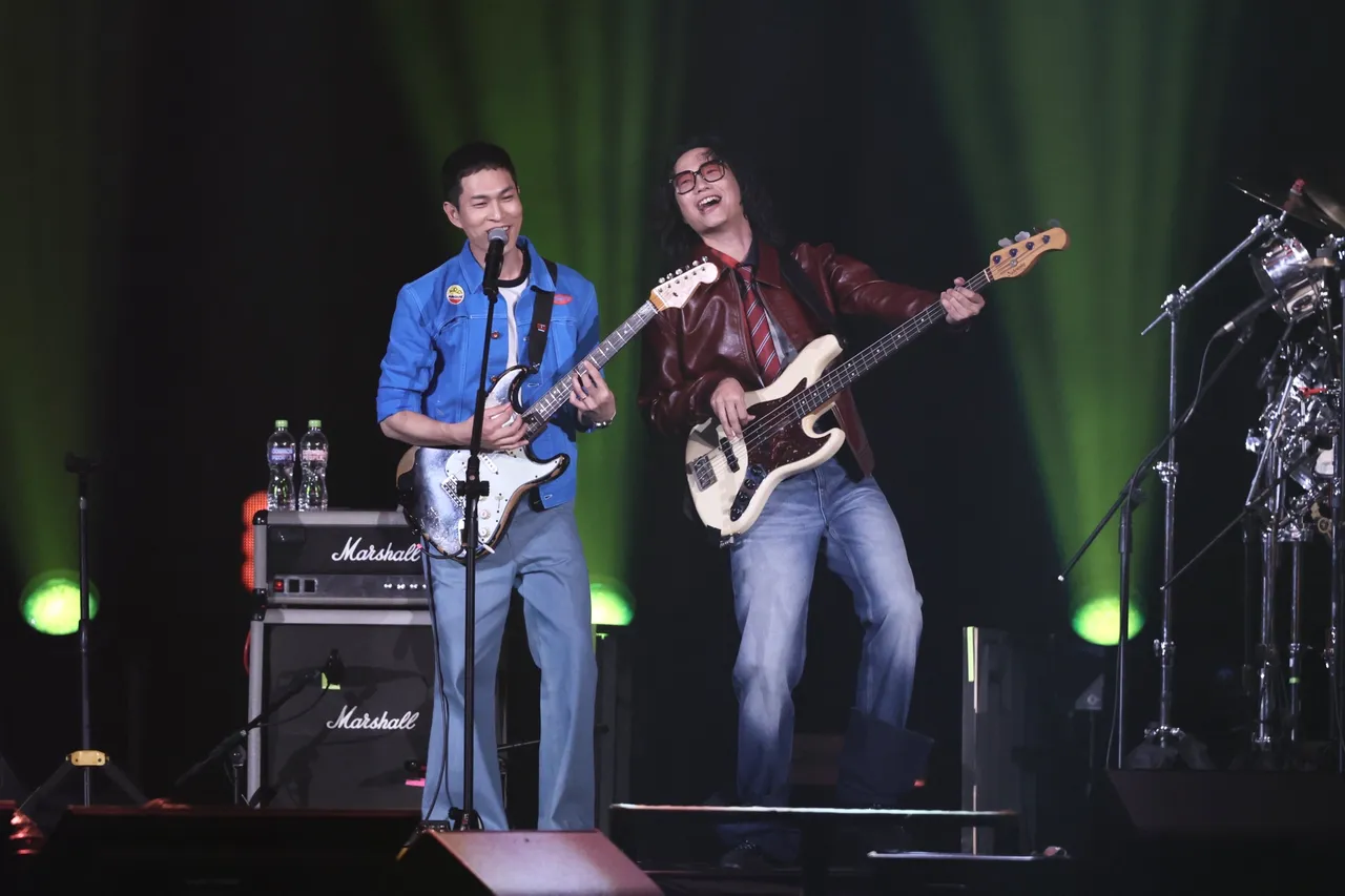 人父阿奎（左）开唱没多久就到就寝时间，右为方Q。彭欣伟摄