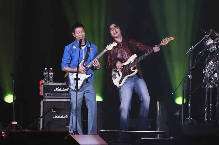 人父阿奎（左）開唱沒多久就到就寢時間，右為方Q。彭欣偉攝