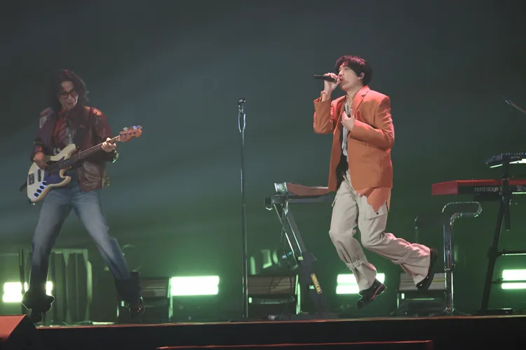 宇宙人一開場連4首嗨歌炒熱全場氣氛。彭欣偉攝