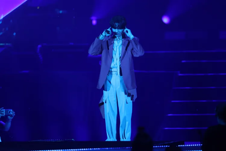 小玉邀全場閉眼放鬆，忘記壞事。彭欣偉攝