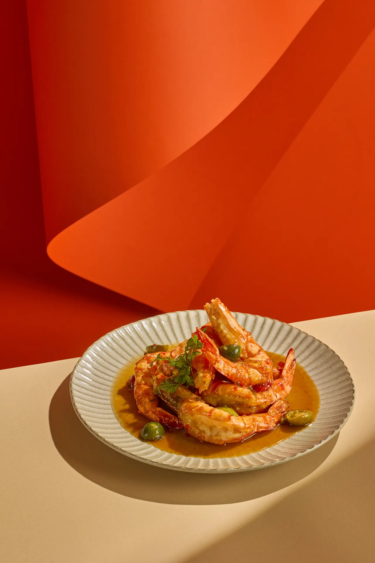 「一马当鲜贺团圆」外带年菜A套餐的大桔大利酸辣虾，薄炸鲜虾裹上酸辣清香的金桔、柠檬与辣椒层次，为年夜饭增添活力与开胃感。业者提供